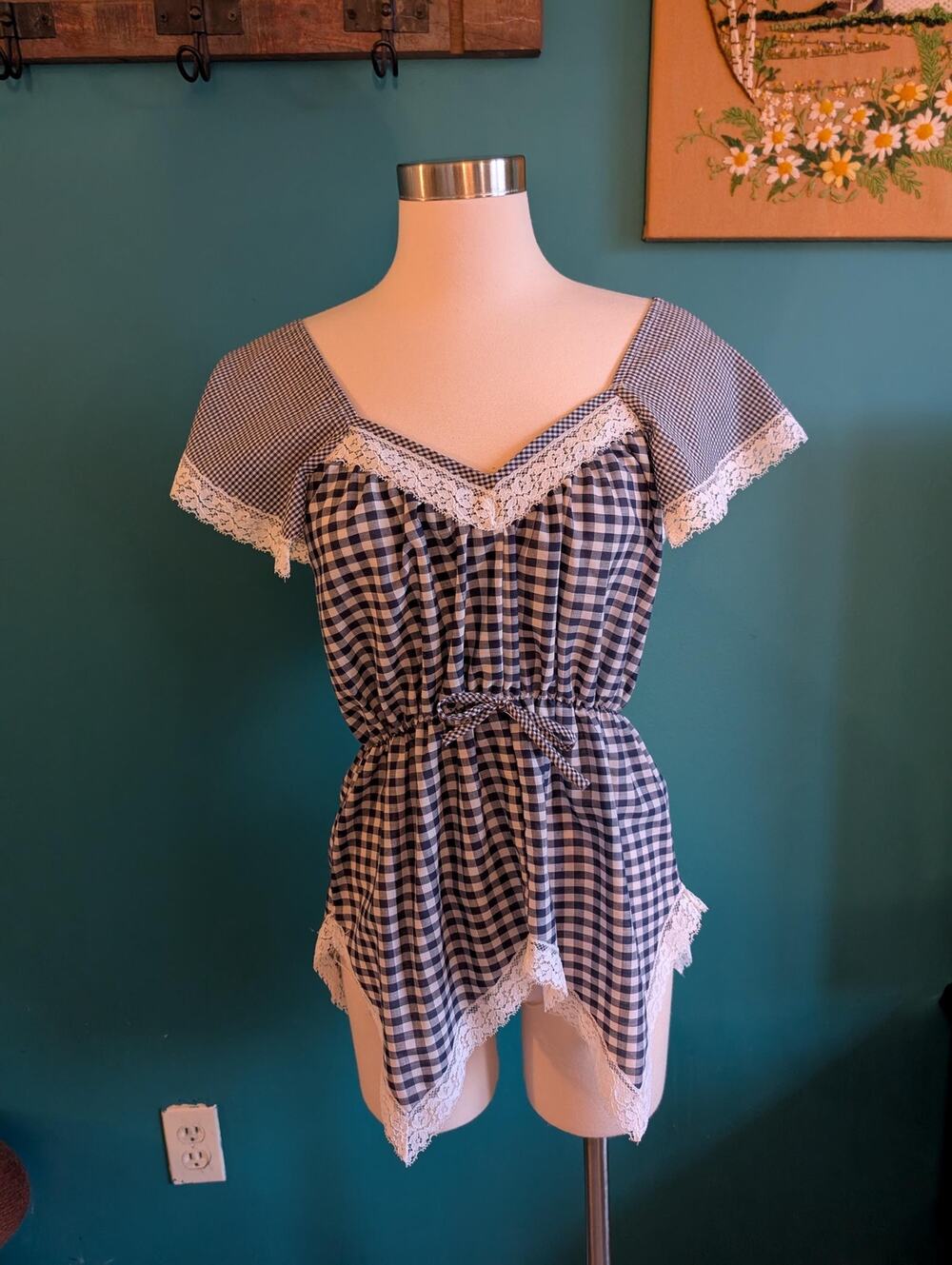 Vintage 70s Boho Gingham Lace Trim Top Handkerchief Hem